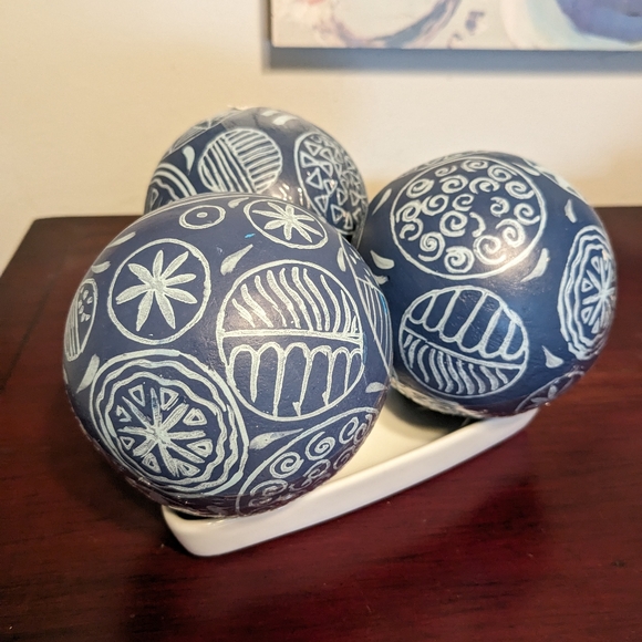 Pier 1 Imports Set Of 3 Wood Decorative Carpet Balls Hand Painted 4" Dia. NEW - Picture 7 of 12